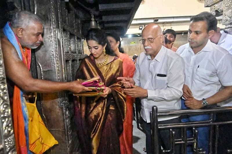 ಮನೆಗೆ ಹೋಗಿ ಅಜ್ಜಿಯ ಜೊತೆ ಕುಳಿತು ಮಾತನಾಡಬೇಕು.