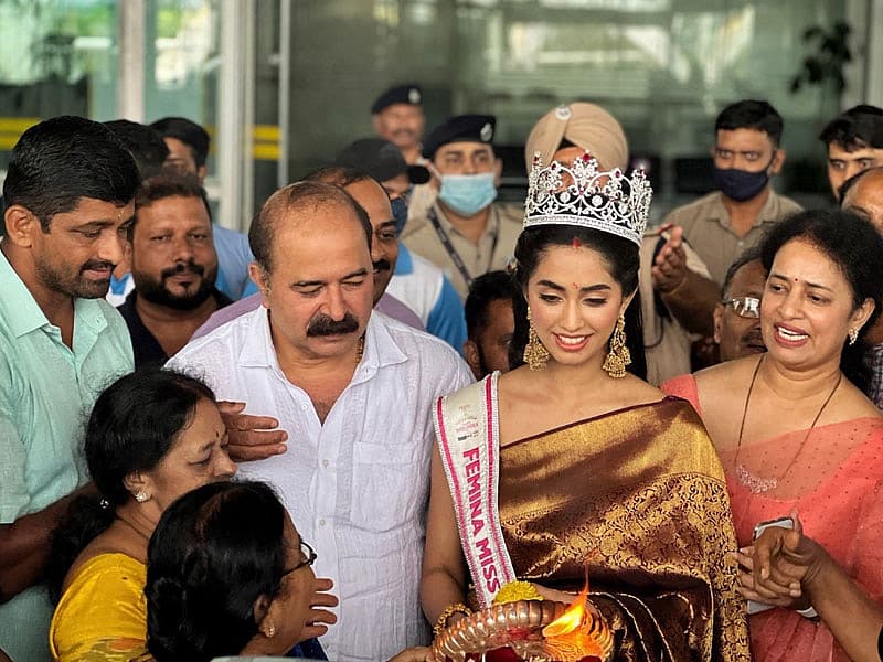 ತಂದೆ ಸದಾನಂದ ಶೆಟ್ಟಿ, ತಾಯಿ ಹೇಮ ಶೆಟ್ಟಿ ಜೊತೆಗೆ ಮೆರವಣಿಗೆಯಲ್ಲಿ ಸಿನಿ ಶೆಟ್ಟಿ ಆಗಮಿಸಿದ್ದರು.