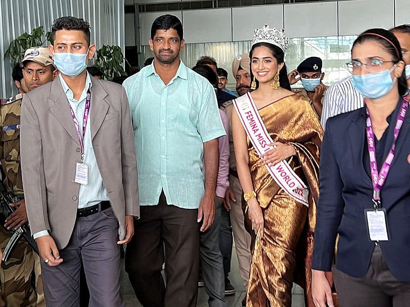 ಸಭಾಂಗಣದ ಸಿದ್ಧಿ ವಿನಾಯಕ ದೇಗುಲದಲ್ಲಿ ಪೂಜೆ ಸಲ್ಲಿಸಿದ ಸಿನಿ ಶೆಟ್ಟಿ, ಅಜ್ಜಿಯನ್ನು ಕಂಡು ಭಾವುಕರಾದರು.