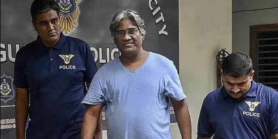 ಬಂಧಿತ ಅಧಿಕಾರಿಯೊಂದಿಗೆ ಅಮಿತ್ ಶಾ ಫೋಟೋ ಟ್ವೀಟ್: ನಿರ್ದೇಶಕ ಅವಿನಾಶ್ ದಾಸ್ ಗೆ ಜಾಮೀನು!