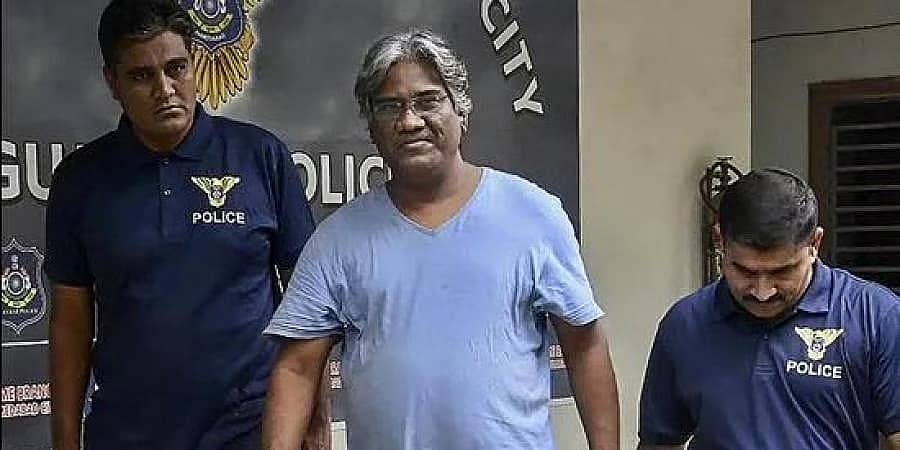 ಬಂಧಿತ ಅಧಿಕಾರಿಯೊಂದಿಗೆ ಅಮಿತ್ ಶಾ ಫೋಟೋ ಟ್ವೀಟ್: ನಿರ್ದೇಶಕ ಅವಿನಾಶ್ ದಾಸ್ ಗೆ ಜಾಮೀನು!