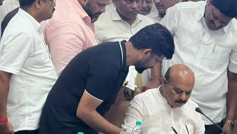 ಅತಿ ಬುದ್ಧಿವಂತರ ಜೊತೆ ಕೆಲಸ ಮಾಡೋದು ಕಷ್ಟ, ವಿಶ್ವಾಸ ಇಲ್ಲಾಂದ್ರೆ ತಗೊಂಡು ಹೋಗು: ಪ್ರತಾಪ್ ಸಿಂಹ ವಿರುದ್ಧ ಸಿಎಂ ಬೊಮ್ಮಾಯಿ ಸಿಡಿಮಿಡಿ!