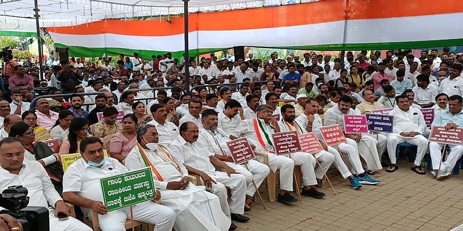 ಬೆಂಗಳೂರು: ಫ್ರೀಡಂ ಪಾರ್ಕ್ನಿಂದ ರಾಜಭವನದವರೆಗೆ ಕಾಂಗ್ರೆಸ್ ಪ್ರತಿಭಟನಾ ಮೆರವಣಿಗೆ