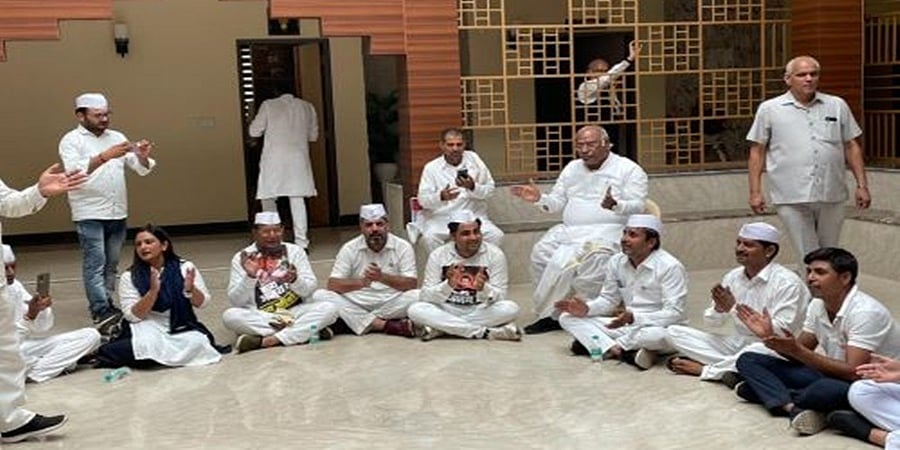 ಹುಟ್ಟುಹಬ್ಬದ ದಿನ ಪೊಲೀಸ್ ಠಾಣೆಯಲ್ಲಿ ಮಲ್ಲಿಕಾರ್ಜುನ ಖರ್ಗೆ!