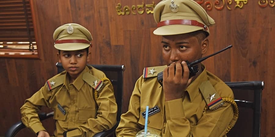 ಬೆಂಗಳೂರು: ಮಾರಣಾಂತಿಕ ಕಾಯಿಲೆಯಿಂದ ಬಳಲುತ್ತಿರುವ ಇಬ್ಬರು ಬಾಲಕರ ಬಯಕೆ ಈಡೇರಿಸಿದ ಪೊಲೀಸರು!