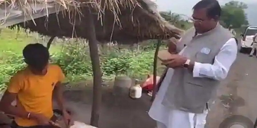 "15 ರೂಪಾಯಿ ಜೋಳ ಬಹಳ ದುಬಾರಿ": ಚೌಕಾಸಿ ಮಾಡಿದ ಕೇಂದ್ರ ಸಚಿವರ ಮೇಲೆ ಆಕ್ರೋಶ
