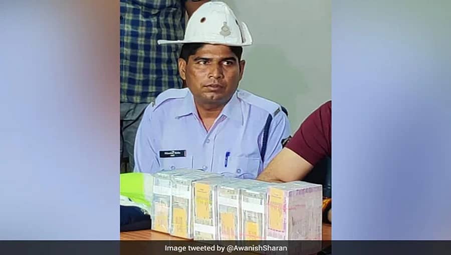 ರಸ್ತೆಯಲ್ಲಿ ಸಿಕ್ಕ 45 ಲಕ್ಷ ರೂಪಾಯಿ ಠಾಣೆಗೆ ಹಸ್ತಾಂತರಿಸಿ ಪ್ರಾಮಾಣಿಕತೆ ಮೆರೆದ ಟ್ರಾಫಿಕ್ ಪೊಲೀಸ್!