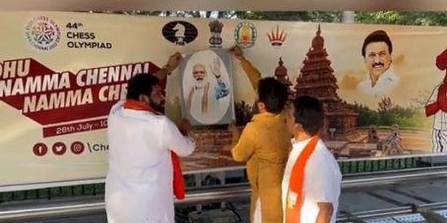 ಚೆಸ್ ಒಲಿಂಪಿಯಾಡ್ ಜಾಹೀರಾತಿನ ಭಿತ್ತಿಪತ್ರದ ಮೇಲೆ ಪ್ರಧಾನಿ ಮೋದಿ ಚಿತ್ರ ಅಂಟಿಸಿದ ಬಿಜೆಪಿ ಕಾರ್ಯಕರ್ತರು!