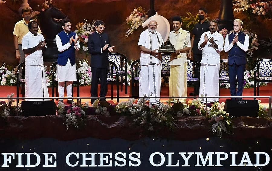 ದೇಶಾದ್ಯಂತ ಸಂಚರಿಸಿದ ಚೆಸ್ ಟಾರ್ಚ್ ನ್ನು ಚೆಸ್ ಲೆಜೆಂಡ್ ವಿಶ್ವನಾಥನ್ ಆನಂದ್ ಅವರು ಸಿಎಂ ಸ್ಟ್ಯಾಲಿನ್ ಗೆ ಹಸ್ತಾಂತರಿಸಿದರು.