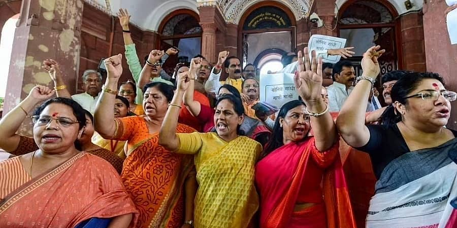 ಸೋನಿಯಾ-ಸ್ಮೃತಿ ಮುಖಾಮುಖಿ: ಕೈ ಸಂಸದರ ಪ್ರತಿಭಟನೆ, ಸರ್ಕಾರದ ಕ್ಷಮೆಯಾಚನೆಗೆ ಒತ್ತಾಯ, ಬಿಜೆಪಿ ಪ್ರತಿದಾಳಿ