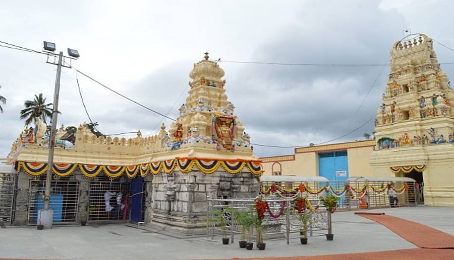 ಉಘೇ ಮಾದೇಶ್ವರ: ಸಿಬ್ಬಂದಿ ಎಡವಟ್ಟಿನಿಂದ ಭಕ್ತನ ಬಾಯಿಗೆ ಬಂದು ಬಿತ್ತು 'ಲಡ್ಡು'; ಪ್ರಸಾದದ ಜೊತೆಗೆ ಕೈ ಸೇರಿತು ಎರಡು ಲಕ್ಷ ರು. ದುಡ್ಡು!