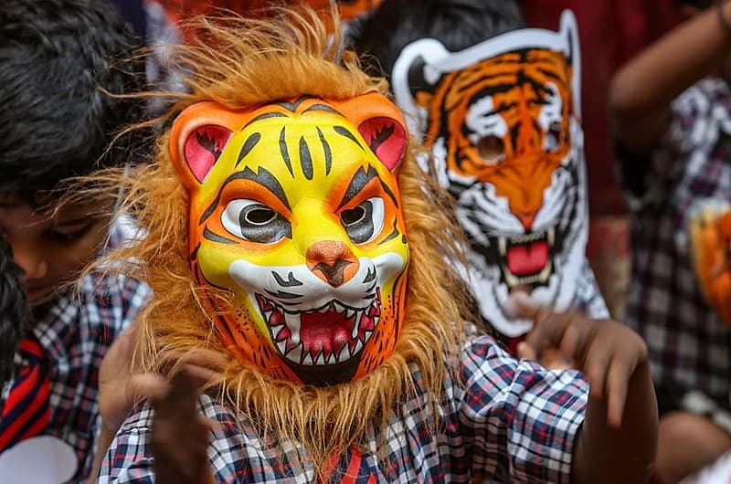 ಬೆಂಗಳೂರು ಶಾಲೆಯಲ್ಲಿ ಹುಲಿ ದಿನಾಚರಣೆಯನ್ನು ಆಚರಿಸಿದ ವಿದ್ಯಾರ್ಥಿಗಳು ಹುಲಿಯ ಮುಖವಾಡ ಧರಿಸಿದ್ದರು.