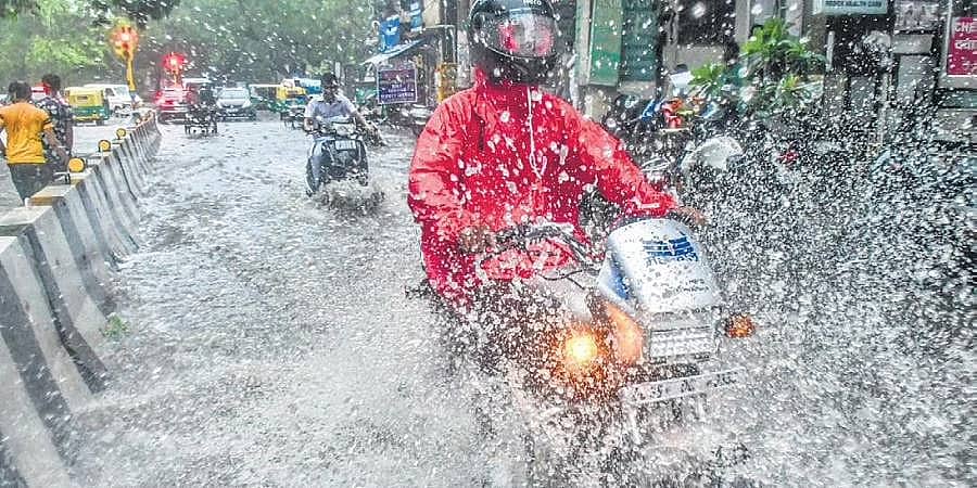 ಬೆಂಗಳೂರಿನಲ್ಲಿ ಸುರಿದ ಭಾರಿ ಮಳೆಗೆ ಮನೆಗಳು, ರಸ್ತೆಗಳು ಜಲಾವೃತ; ಜನರಿಗೆ ಸಂಕಷ್ಟ