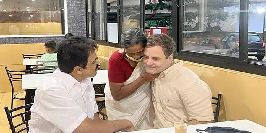 ಕೇರಳ: ರಾಹುಲ್ ಗಾಂಧಿಯ ಮುಖ ಸವರಿದ ಮಹಿಳೆ, ಅಕ್ಕರೆಯ ಅಪ್ಪುಗೆ ನೀಡಿದ 'ಕೈ' ಸಂಸದ- ವಿಡಿಯೋ
