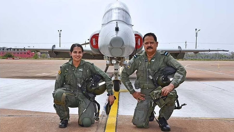 ಫೈಟರ್ ಪೈಲಟ್ ತಂದೆ-ಮಗಳಿಂದ ಇತಿಹಾಸ ಸೃಷ್ಟಿ: ವಾಯುಪಡೆಯ ಯುದ್ಧ ವಿಮಾನ ಒಟ್ಟಿಗೆ ಹಾರಿಸಿ ಸಾಧನೆ!