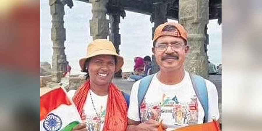ಕಾಲ್ನಡಿಗೆಯಲ್ಲಿ ಮೊಟ್ಟ ಮೊದಲ ಬಾರಿಗೆ ದೇಶ ಸುತ್ತಿದ ಕೇರಳದ ದಂಪತಿ!
