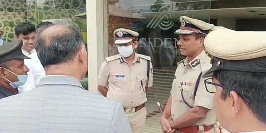 ಚಂದ್ರಶೇಖರ್ ಗುರೂಜಿ ಹತ್ಯೆ ನಡೆದಿದ್ದ ಸ್ಥಳಕ್ಕೆ ಎಡಿಜಿಪಿ ಅಲೋಕ್ ಕುಮಾರ್ ಭೇಟಿ: ಹೋಟೆಲ್ ಭದ್ರತಾ ಲೋಪದ ಬಗ್ಗೆ ಗರಂ