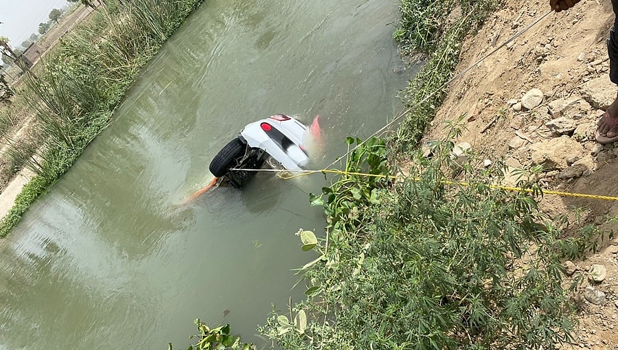 ಬೆಳಗಾವಿ: ನೀರಾವರಿ ಕಾಲುವೆಗೆ ಉರುಳಿದ ಕಾರು; ಇಬ್ಬರ ದುರ್ಮರಣ, ಓರ್ವ ಪವಾಡಸದೃಶ್ಯ ಪಾರು!