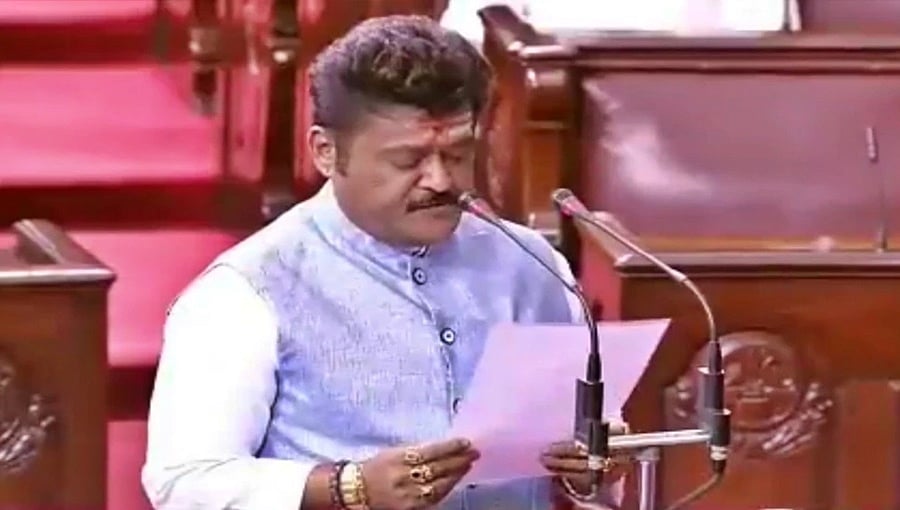 ಕನ್ನಡದಲ್ಲಿ ರಾಘವೇಂದ್ರ ಸ್ವಾಮೀಜಿ ಹೆಸರಲ್ಲಿ ನಟ ಜಗ್ಗೇಶ್ ಪ್ರಮಾಣ ವಚನ: ದೆಹಲಿಯಲ್ಲಿರುವ ರಾಯರ ಮಠಕ್ಕೆ ಭೇಟಿ