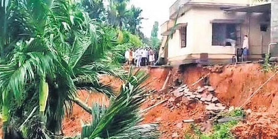 ದಕ್ಷಿಣ ಕನ್ನಡ ಜಿಲ್ಲೆಯಲ್ಲಿ ಮಳೆಯ ಅವಾಂತರ: ಹಲವು ಕಡೆಗಳಲ್ಲಿ ಭೂಕುಸಿತ