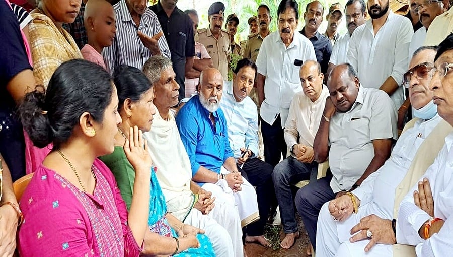 ಮಂಗಳೂರು: ಪ್ರವೀಣ್ ನೆಟ್ಟಾರು ಕುಟುಂಬಕ್ಕೆ 5 ಲಕ್ಷ ರು. ಪರಿಹಾರ ನೀಡಿದ ಕುಮಾರಸ್ವಾಮಿ