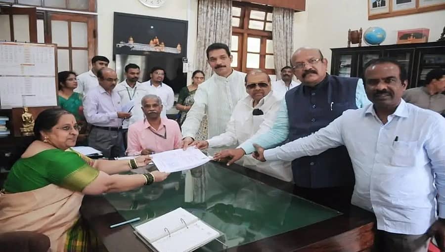 ವಿಧಾನ ಪರಿಷತ್ ಚುನಾವಣೆ: ಬಿಜೆಪಿ ಅಭ್ಯರ್ಥಿ ಬಾಬುರಾವ್ ಚಿಂಚನಸೂರ್ ನಾಮಪತ್ರ ಸಲ್ಲಿಕೆ