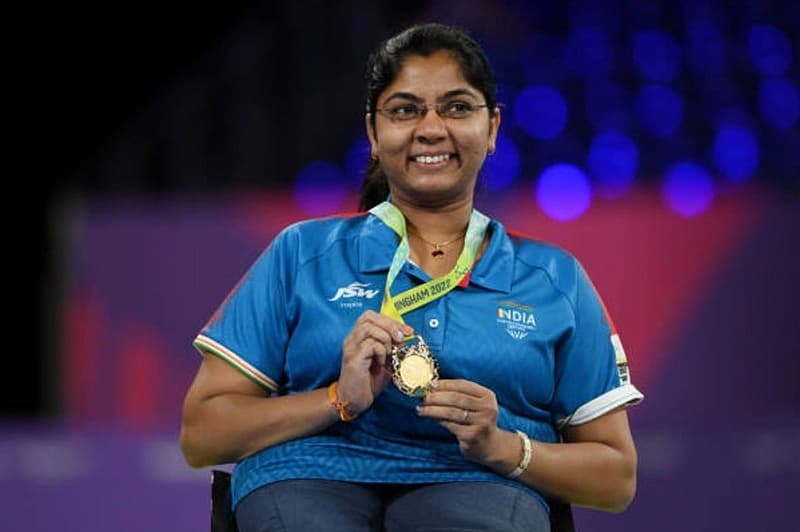 ಭಾವಿನಾ ಪಟೇಲ್:  ಭಾರತದ ಪ್ಯಾರಾ ಟೇಬಲ್ ಟೆನಿಸ್ ಆಟಗಾರ್ತಿ ಭಾವಿನಾ ಪಟೇಲ್ ಮಹಿಳೆಯರ ಸಿಂಗಲ್ಸ್‌ನಲ್ಲಿ ನೈಜೀರಿಯಾದ ಇಫೆಚುಕ್ವುಡೆ ಕ್ರಿಸ್ಟಿಯಾನಾ ಇಕ್ಪಿಯೊಯಿ ಅವರನ್ನು 3-0 ( 12-10, 11-2, 11-9)  ಅಂತರದಿಂದ ಸೋಲಿಸಿ ಚಿನ್ನದ ಪದಕ ಗೆದ್ದರು.  ಟೋಕಿಯೋ ಪ್ಯಾರಾಲಿಂಪಿಕ್ಸ್‌ನಲ್ಲಿ ಬೆಳ್ಳಿ ಪದಕ ಪಡೆದಿದ್ದ ಭಾವಿ
