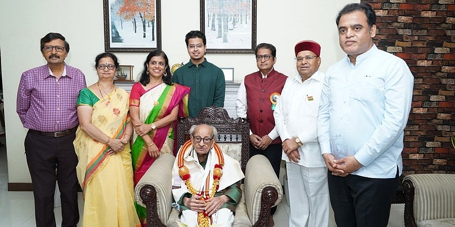 ಕ್ವಿಟ್ ಇಂಡಿಯಾ ಚಳವಳಿ, ಆಜಾದ್ ಕಿ ಅಮೃತ ಮಹೋತ್ಸವ: ಹಿರಿಯ ಸ್ವಾತಂತ್ರ್ಯ ಹೋರಾಟಗಾರರ ಮನೆಗೆ ತೆರಳಿ ಸನ್ಮಾನಿಸಿದ ರಾಜ್ಯಪಾಲ ಗೆಹ್ಲೊಟ್