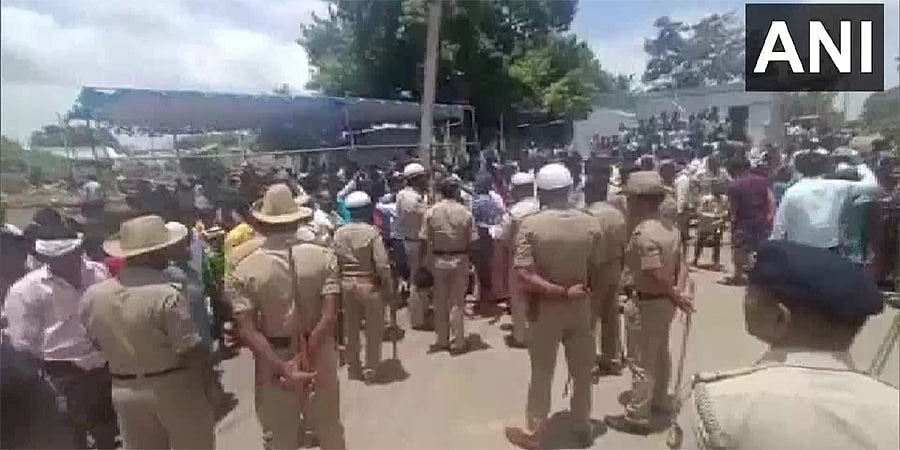 ಕೊಪ್ಪಳ: ಹುಲಿಹೈದರ್ ಗ್ರಾಮದಲ್ಲಿ ಗುಂಪು ಘರ್ಷಣೆ; 2 ಸಾವು, 6 ಮಂದಿಗೆ ಗಾಯ, ಪ್ರತಿಭಟನೆ
