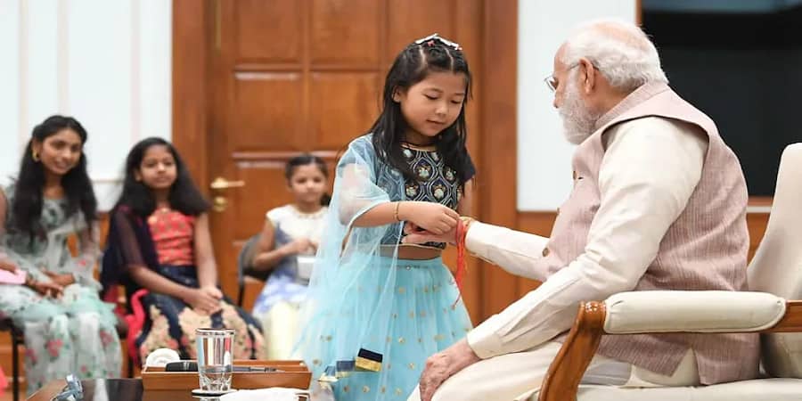 ಪ್ರಧಾನ ಮಂತ್ರಿ ಕಚೇರಿ ಸಿಬ್ಬಂದಿಯ ಪುತ್ರಿಯರೊಂದಿಗೆ ರಕ್ಷಾ ಬಂಧನ ಆಚರಿಸಿದ ಪ್ರಧಾನಿ ಮೋದಿ