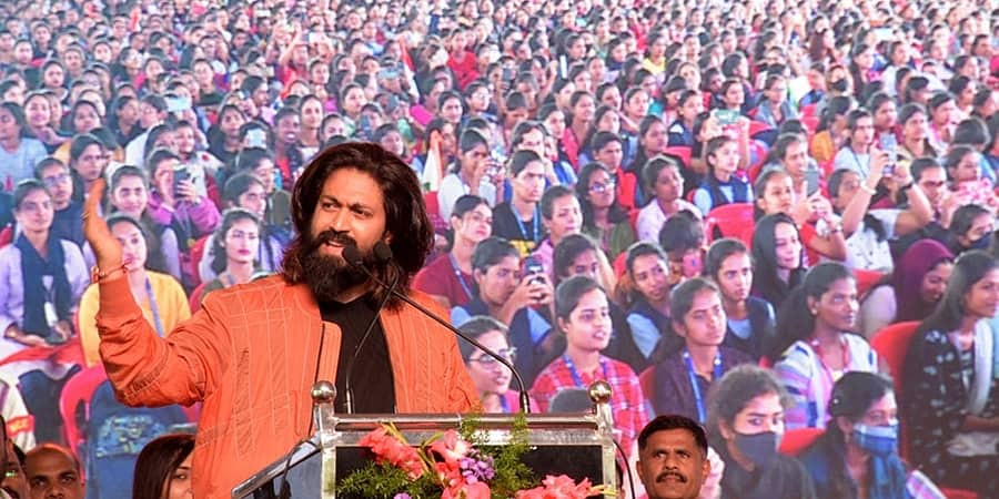 ದೊಡ್ಡ ದೊಡ್ಡ ಕನಸು ಕಟ್ಟಿಕೊಳ್ಳುವಂತೆ ವಿದ್ಯಾರ್ಥಿಗಳಿಗೆ ಯಶ್ ಸಲಹೆ