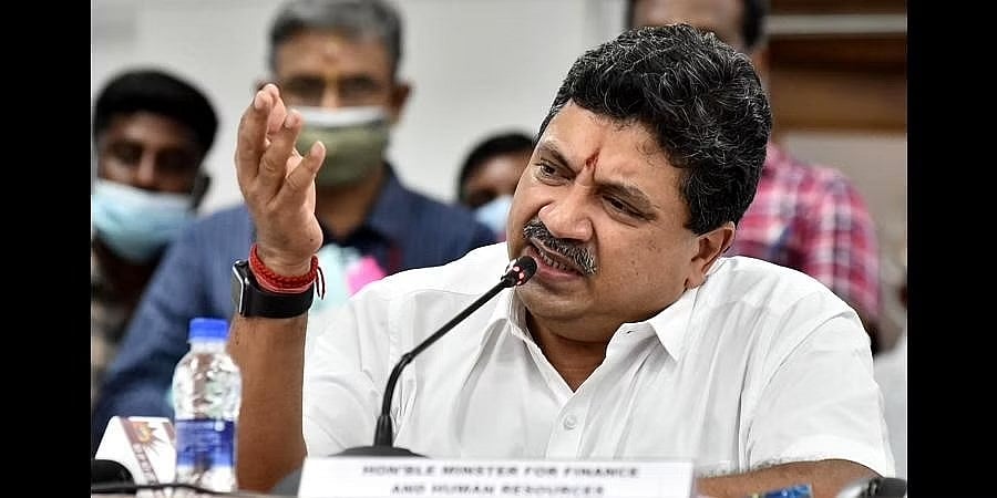 ತಮಿಳುನಾಡು ವಿತ್ತ ಸಚಿವನ ಕಾರಿನ ಮೇಲೆ ಚಪ್ಪಲಿ ಎಸೆದ ಬಿಜೆಪಿ ಕಾರ್ಯಕರ್ತರು