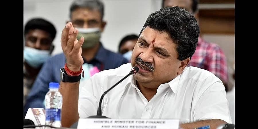 ತಮಿಳುನಾಡು ವಿತ್ತ ಸಚಿವನ ಕಾರಿನ ಮೇಲೆ ಚಪ್ಪಲಿ ಎಸೆದ ಬಿಜೆಪಿ ಕಾರ್ಯಕರ್ತರು  
