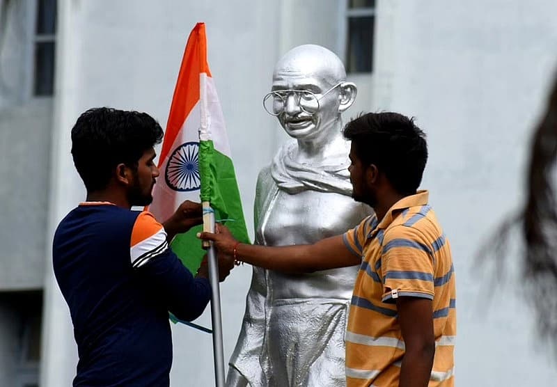 ತಿರುಪತಿಯಲ್ಲಿ ಇಬ್ಬರು ವ್ಯಕ್ತಿಗಳು ಮಹಾತ್ಮ ಗಾಂಧಿ ಪುತ್ಥಳಿ ಬಳಿ ತಿರಂಗಾ ಸ್ಥಾಪಿಸುತ್ತಿರುವುದು....