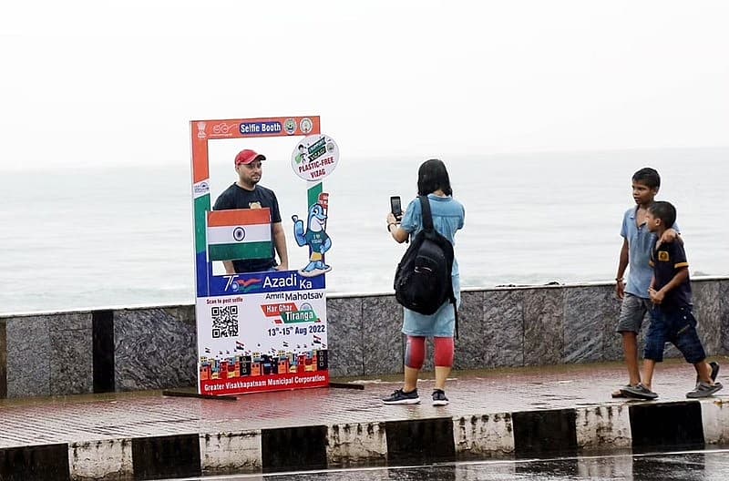 ಆಂಧ್ರಪ್ರದೇಶದ ವಿಶಾಖಪಟ್ಟಣದಲ್ಲಿ ಆರ್ ಕೆ ಬೀಚ್ ನಲ್ಲಿ  ತಿರಂಗಾದೊಂದಿಗೆ ಸೆಲ್ಫಿ ತೆಗೆದುಕೊಂಡ ಮಹಿಳೆ