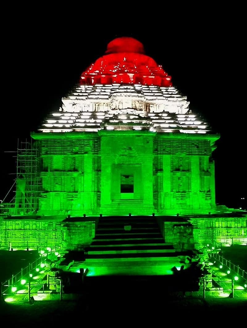 ತಿರಂಗಾ ಬಣ್ಣದ ದೀಪಗಳಿಂದ ಅಲಂಕೃತಗೊಂಡಿರುವ ಒಡಿಶಾದ ಪುರಿಯಲ್ಲಿರುವ ಕೊನಾರ್ಕ್ ಸೂರ್ಯ ದೇವಾಲಯ