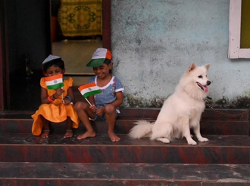 ಕೇರಳದ ಕೋಯಿಕ್ಕೋಡ್ ನಲ್ಲಿ ಹರ್ ಘರ್ ತಿರಂಗಾ ಅಭಿಯಾನಕ್ಕೆ ಮಕ್ಕಳು ಮನೆಯ ಹೊರಬಂದು ಧ್ವಜ ಹಿಡಿದು ಬೆಂಬಲಿಸಿರುವುದು