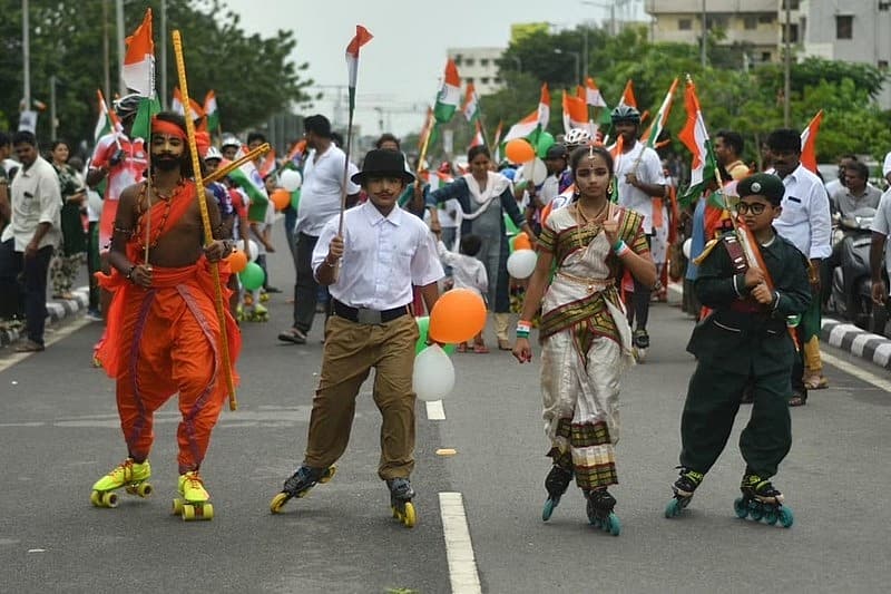 ಆಂಧ್ರಪ್ರದೇಶದ ವಿಜಯವಾಡದಲ್ಲಿ ಮಕ್ಕಳನ್ನು ಸ್ವಾತಂತ್ರ್ಯ ಯೋಧರಾದ ಅಲ್ಲೂರಿ ಸೀತಾರಾಮ ರಾಜು, ಅಬ್ದುಲ್ ಕಲಾಮ್ ಆಜಾದ್, ಭಾರತ ಮಾತೆಯಂತೆ ಅಲಂಕರಿಸಿ ರ್ಯಾಲಿ ನಡೆಸಲಾಯಿತು.