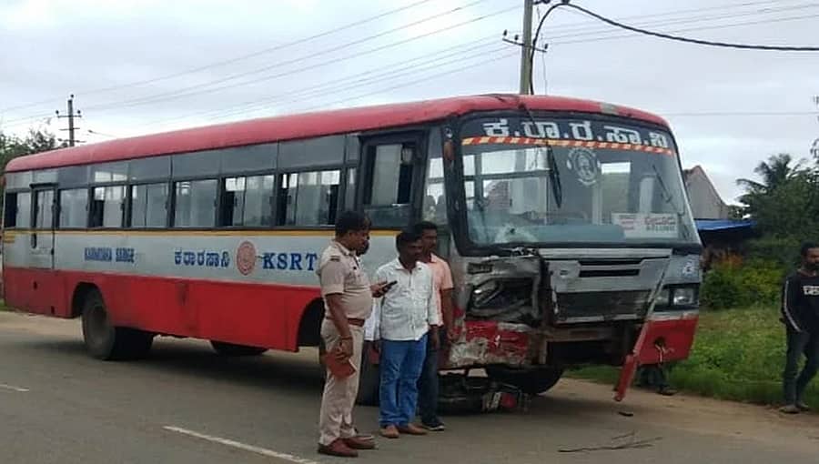 ಹಾಸನ: ಬೈಕ್ ಗೆ ಕೆಎಸ್ಆರ್ಟಿಸಿ ಬಸ್ ಡಿಕ್ಕಿ; ಇಬ್ಬರು ಸವಾರರು ಸ್ಥಳದಲ್ಲೇ ದುರ್ಮರಣ