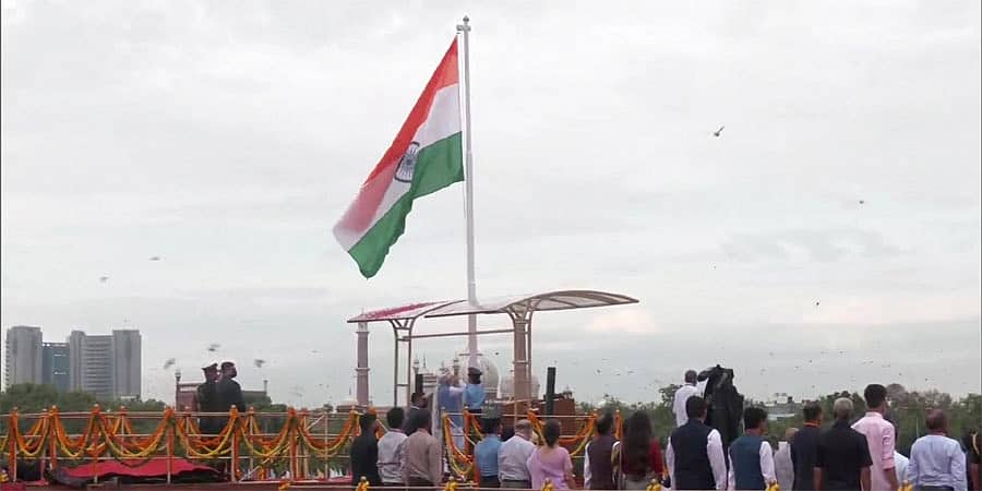 76ನೇ ಸ್ವಾತಂತ್ರ್ಯೋತ್ಸವ; ಐತಿಹಾಸಿಕ ಕೆಂಪುಕೋಟೆಯಲ್ಲಿ ಧ್ವಜಾರೋಹಣ ಮಾಡಿದ ಪ್ರಧಾನಿ ಮೋದಿ