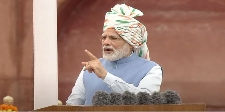 ತ್ರಿವರ್ಣದ ಪೇಟ ಧರಿಸಿ ದೆಹಲಿಯ ಕೆಂಪುಕೋಟೆಯಿಂದ ದೇಶವನ್ನುದ್ದೇಶಿಸಿ ಮಾತನಾಡಿದ ಪ್ರಧಾನಿ!