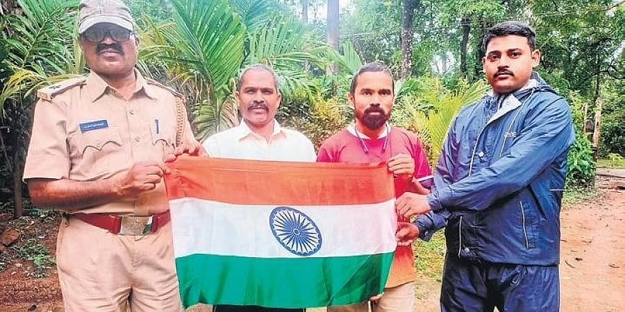 ಮೈಲುಗಟ್ಟಲೇ ಹಾಡಿಯಲ್ಲಿ ಸಾಗಿ ಆದಿವಾಸಿ ಕುಗ್ರಾಮಗಳಲ್ಲಿ 'ತ್ರಿವರ್ಣ ಧ್ವಜ' ವಿತರಿಸಿದ ಅಧಿಕಾರಿಗಳು!