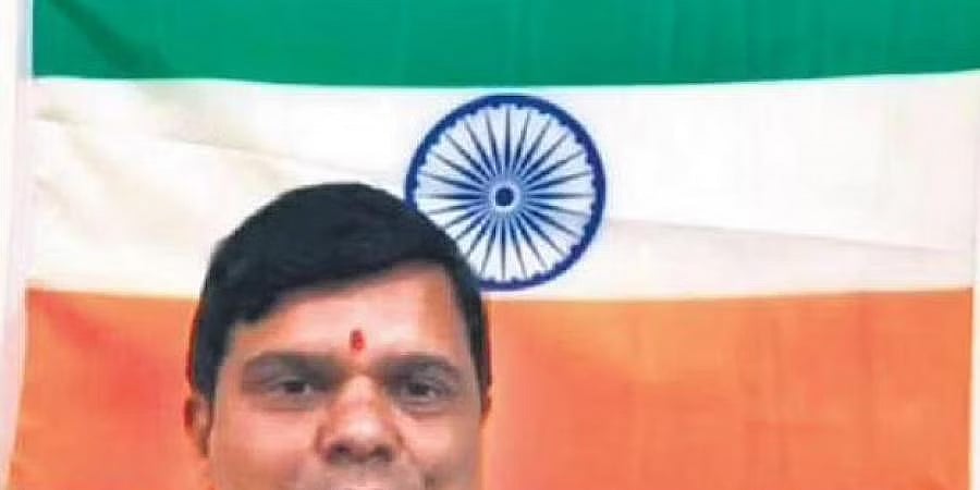 ತ್ರಿವರ್ಣ ಧ್ವಜ ತಲೆಕೆಳಗಾಗಿಟ್ಟುಕೊಂಡು ಎಫ್ಬಿ ಲೈವ್ ಮಾಡಿದ ಬಿಜೆಪಿ ನಾಯಕ, ದೂರು ದಾಖಲು