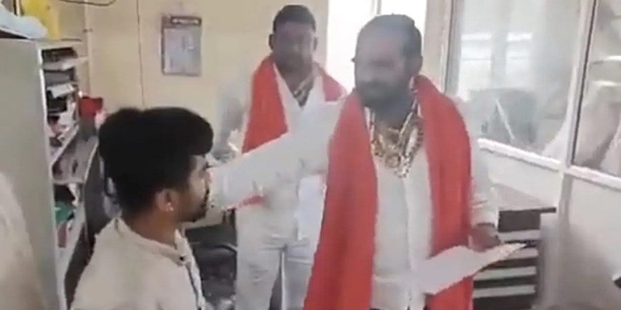 ಕಾರ್ಮಿಕರಿಗೆ ಕಳಪೆ ಆಹಾರದ ಆರೋಪ: ಕೇಟರಿಂಗ್ ಮ್ಯಾನೇಜರ್ ಗೆ ಶಿವಸೇನೆ ಶಾಸಕನಿಂದ ಕಪಾಳಮೋಕ್ಷ! 