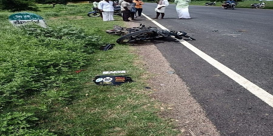 ರಾಯಚೂರಿನಲ್ಲಿ ಕ್ಯಾಂಟರ್ ಗೂಡ್ಸ್ ವಾಹನ- ಬೈಕ್ ಅಪಘಾತ: ಮೂವರು ಸ್ಥಳದಲ್ಲೇ ಸಾವು
