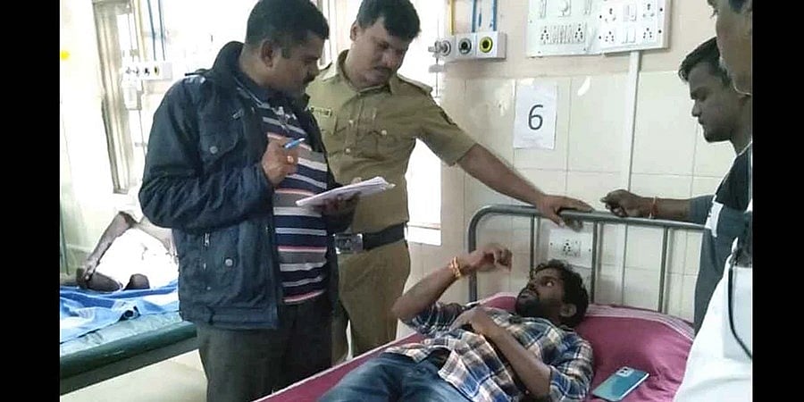 ನಿಷೇಧಾಜ್ಞೆ ನಡುವೆಯೂ ಶಿವಮೊಗ್ಗದಲ್ಲಿ ಮುಂದುವರಿದ ಗಲಭೆ: ಭದ್ರಾವತಿಯಲ್ಲಿ ಹಿಂದೂ ಕಾರ್ಯಕರ್ತ ಸುನಿಲ್ ಮೇಲೆ ಹಲ್ಲೆ, ಆಸ್ಪತ್ರೆಗೆ ದಾಖಲು