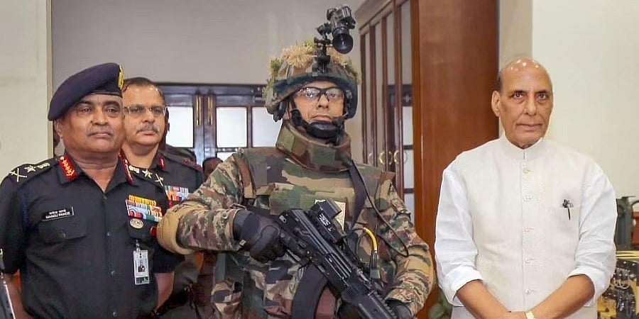 ಲಡಾಖ್ ಬಳಿ ಯುದ್ಧ ಸಾಮರ್ಥ್ಯ ಹೆಚ್ಚಿಸಲು ಸೇನೆಗೆ ಯುಎವಿ ಸೇರಿ ಹಲವು ಆಧುನಿಕ ಶಸ್ತ್ರಾಸ್ತ್ರಗಳ ಹಸ್ತಾಂತರಿಸಿದ ರಾಜನಾಥ್ ಸಿಂಗ್