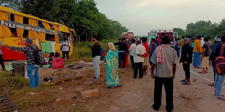 ಕೋಲಾರದ ಮುಳಬಾಗಿಲು ಬಳಿ ಖಾಸಗಿ ಬಸ್ ಅಪಘಾತ: ದಂಪತಿ ಸಾವು