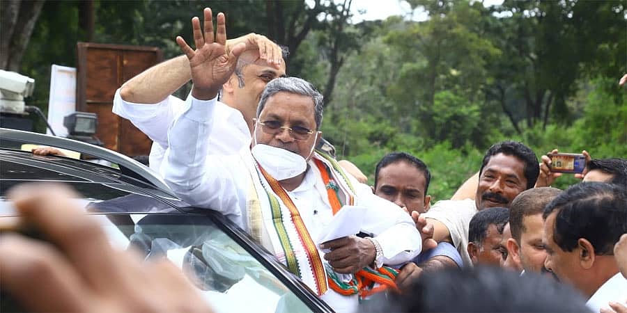ಕೊಡಗಿನಲ್ಲಿ ನೆರೆ ಹಾನಿ ವೀಕ್ಷಣೆಗೆ ಬಿಜೆಪಿ ಪ್ರತಿಭಟನೆ ಬಿಸಿ, ಕಾರಿಗೆ ಮೊಟ್ಟೆ ಎಸೆತ; ಸರ್ಕಾರವೇ ಹಣ ನೀಡಿ ಜನರನ್ನು ಕರೆಸಿದೆ ಎಂದ ಸಿದ್ದರಾಮಯ್ಯ