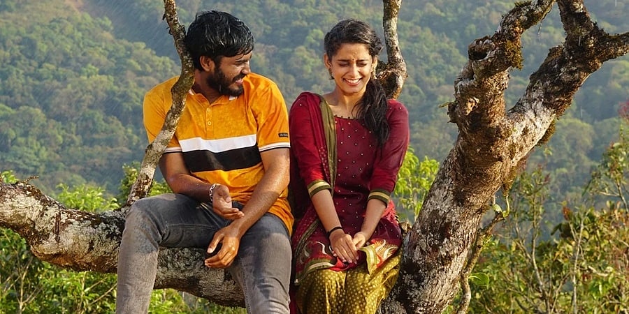 ‘ಜಾರಿ ಬಿದ್ದರೂ ಯಾಕೀ ನಗು, ಚಾಚು ತಪ್ಪದೇ ದಿನವೂ ಸಿಗು’: ಮೋಡಿ ಮಾಡಿದ ಕಂಬ್ಳಿಹುಳ ಸಿನಿಮಾ ಹಾಡು